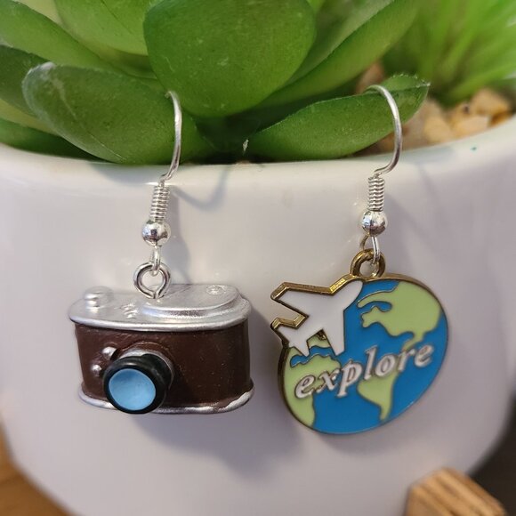 Handcrafted World‎ Traveler Tone Dangle Drop Earrings Multi-Color Lobe Area NEW - Picture 1 of 5
